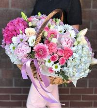 Цветочная композиция из Розы, Хризантемы, Пионы и Лизиантусы в корзине в Заболотовке