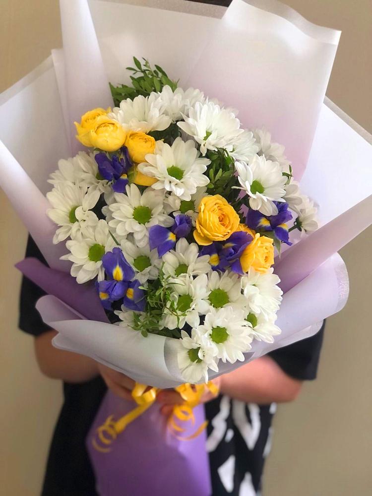 Букет цветов из: Ирисы, Хризантемы и Розы в Заболотовке