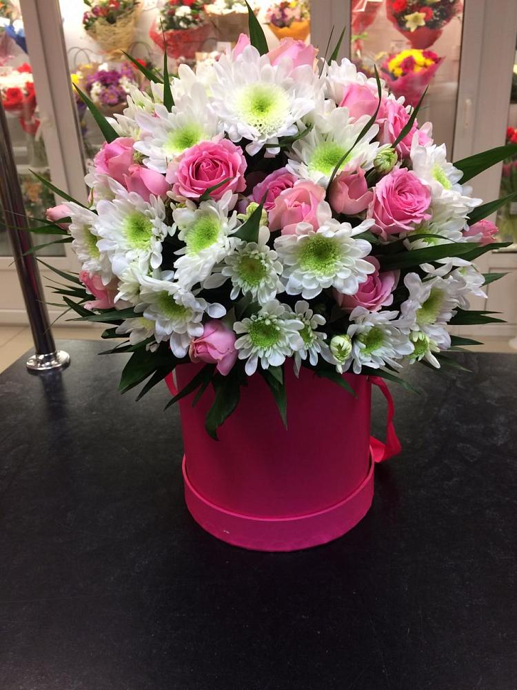 Цветочная композиция из Розы и Хризантемы в шляпной коробке в Заболотовке