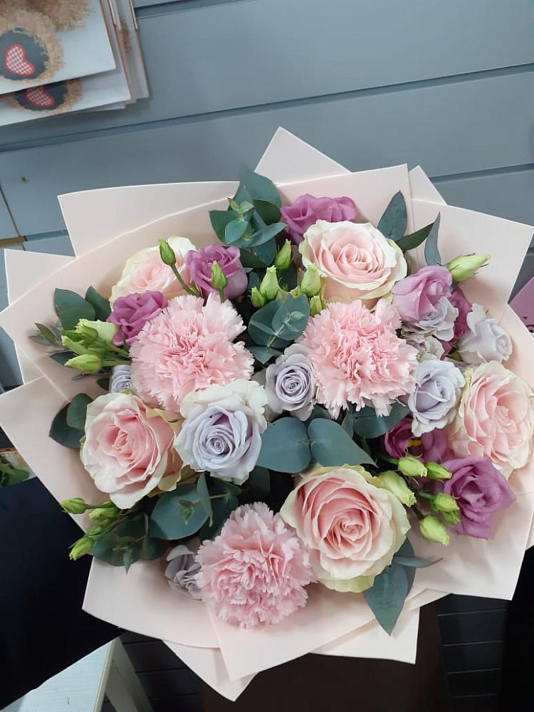 Букет цветов из: Розы, Гвоздики и Лизиантусы в Заболотовке